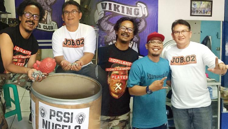 Ferry Indrasjarief (koas puith) dan Herru Joko (kaos hitam). - INDOSPORT