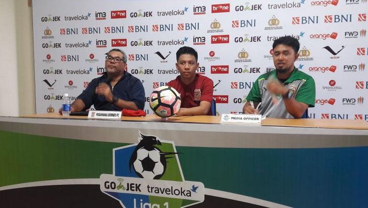 Iwan Setiawan dengan Wahyudi Hamisi dalam jumpa pers. - INDOSPORT