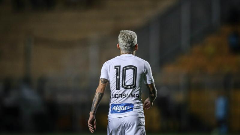 Lucas Lima, gelandang serang Santos yang diperebutkan Manchester United. - INDOSPORT