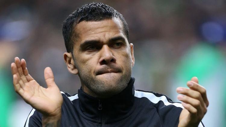Bek PSG, Dani Alves. - INDOSPORT
