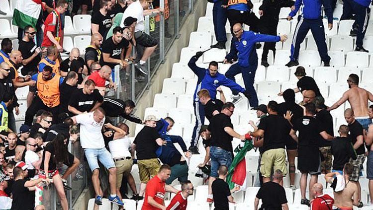 Keributan antara suporter Inggris dengan Rusia di ajang EURO 2016. - INDOSPORT