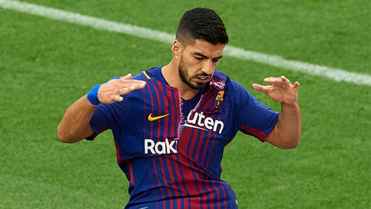 Luis Suarez merobek jerseynya. - INDOSPORT
