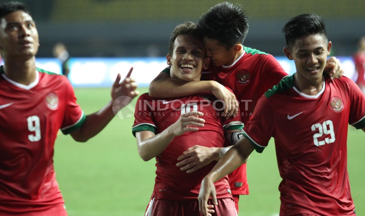 Indosport - Selebrasi para pemain Timnas U-19 usai gol kedua yang dicetak Egy Maulan Vikri.