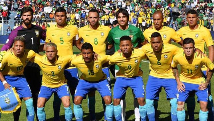 Striker Bolivia, Marcelo Martins Moreno (baju hijau) foto bareng skuat Brasil. - INDOSPORT