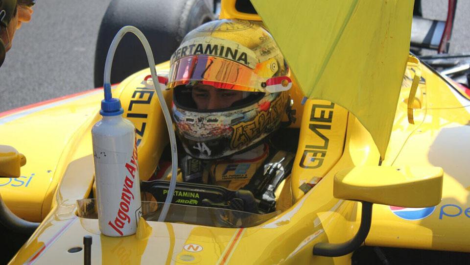 Sean Gelael saat dalam mobil balapnya. - INDOSPORT