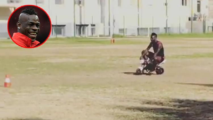 Mario Balotelli saat mengendarai motor mini. - INDOSPORT