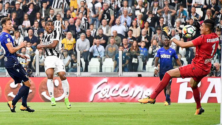 Douglas Costa saat melakukan tendangan ke gawang Lazio. - INDOSPORT