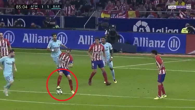 Aksi gerak tipu Deigo Godin sukses kelabui Lionel Messi. - INDOSPORT