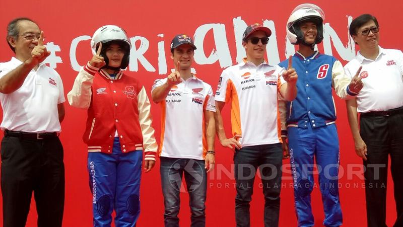 Dani Pedrosa dan Marc Marquez saat mengunjungi SMK Teknik Sepeda Motor Astra Honda. - INDOSPORT