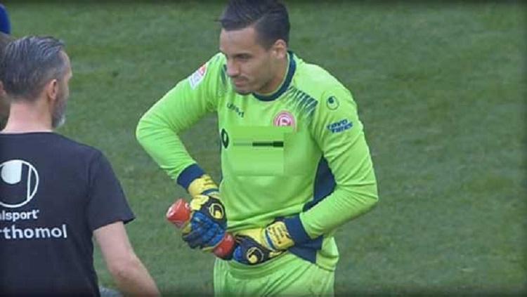 Kiper Fortuna Dusseldorf, Raphael Wolf. - INDOSPORT