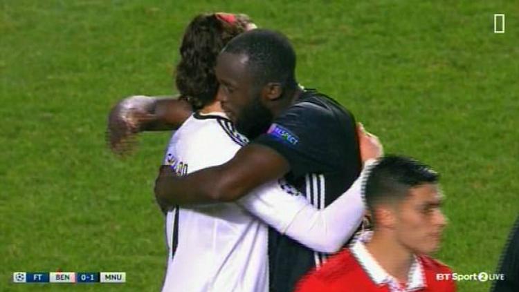 Romelu Lukaki peluk kiper Benfica Mile Svilar - INDOSPORT