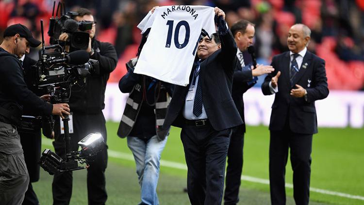 Diego Maradona saat menyaksikan laga Tottenham vs Liverpool. - INDOSPORT