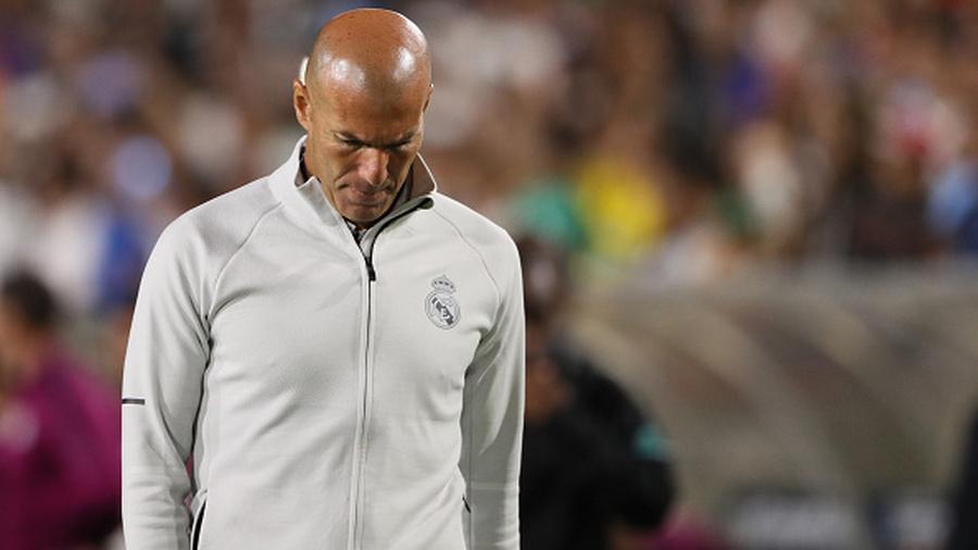 Indosport - Zine   dine Zidane tertunduk lesu.