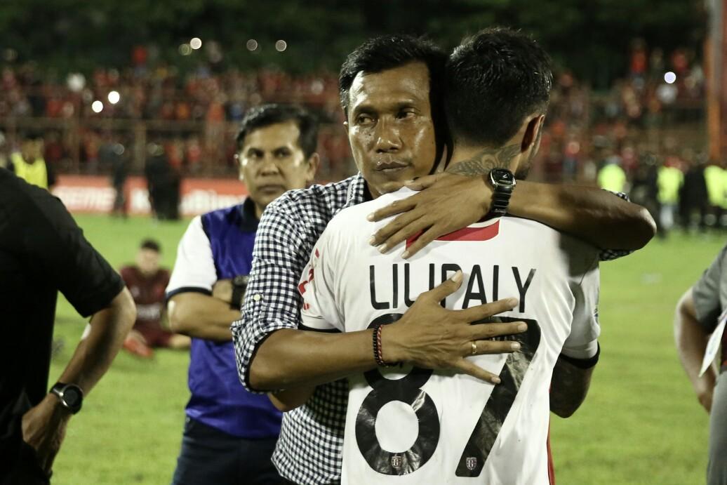 Indosport - Widodo Cahyono Putro memeluk Stefano Lilipaly pasca laga kontra PSM Makassar.