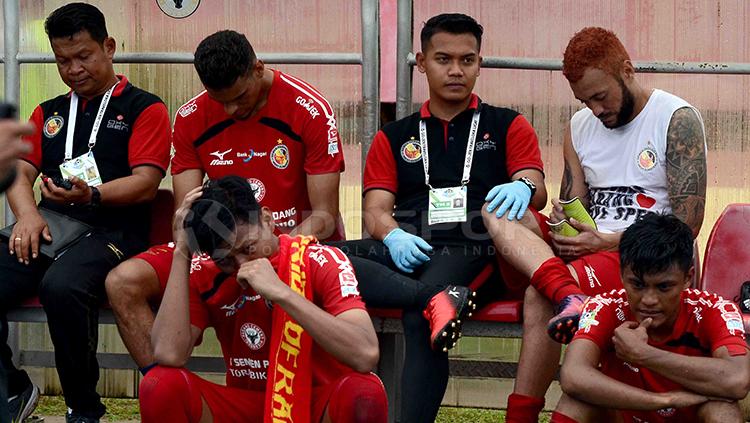 Indosport - Kesedihan di Bench Semen Padang.