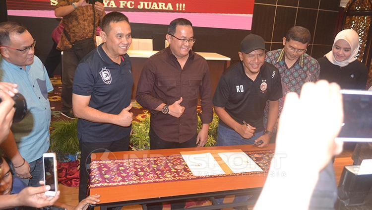 Indosport - Rahmad Darmawan mulai hari ini resmi jadi pelatih Sriwijaya FC.