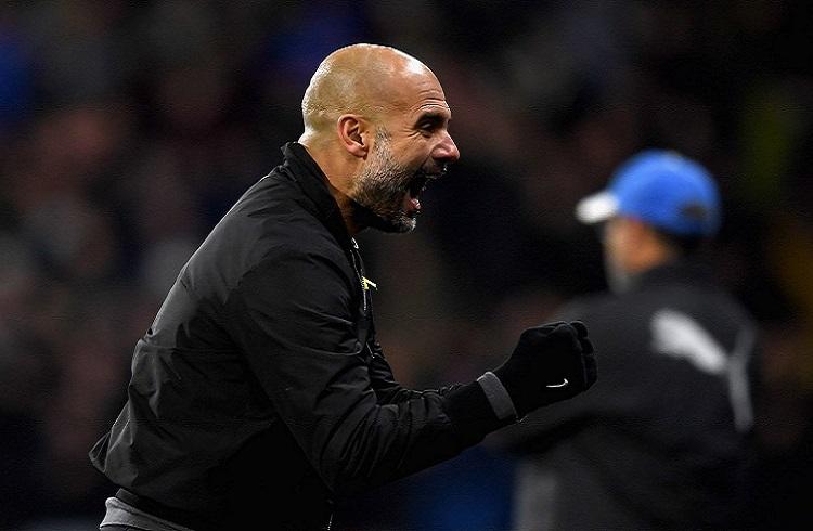 Indosport - Ekspresi Guardiola saat Sterling membobol gawang Huddersfield Town.
