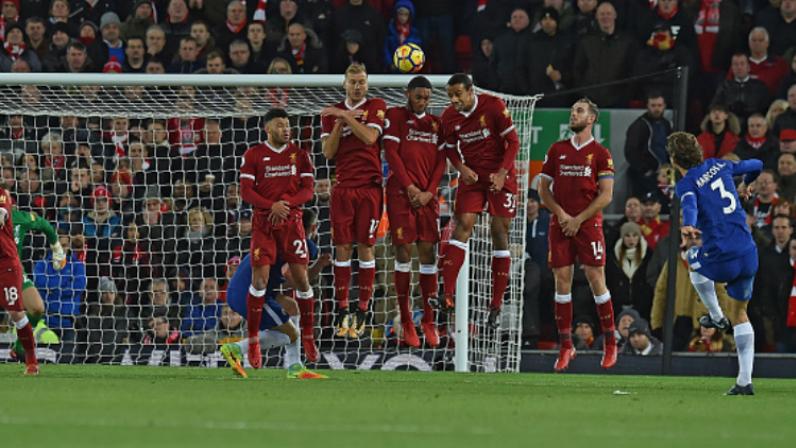 Indosport - Para pemain Liverpool yang menjadi pagar betis saat melawan Chelsea.