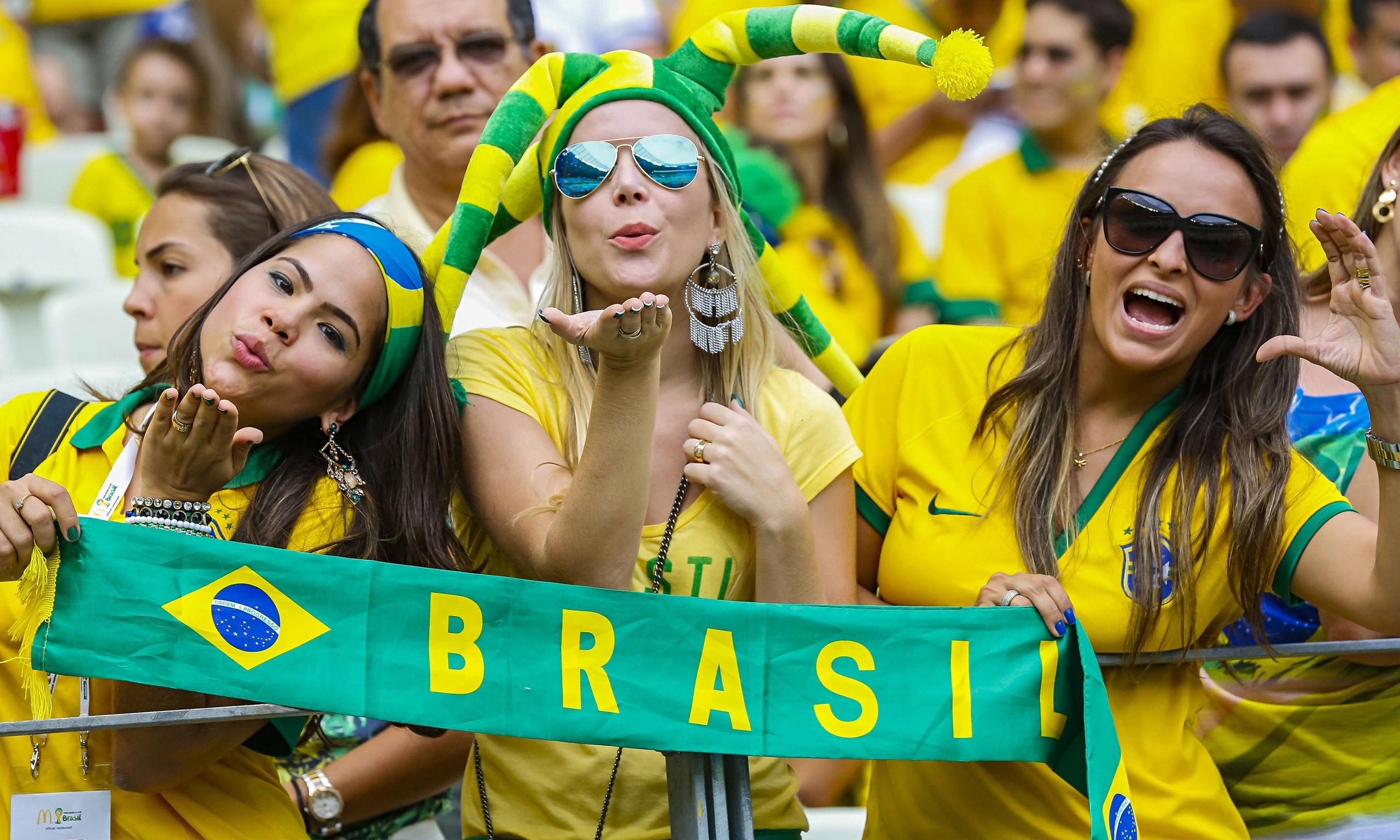 Indosport - Fans wanita Timnas Brasil yang terkenal cantik dan seksi