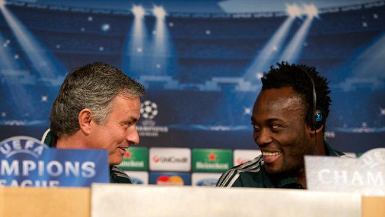 Indosport - Essien dan Mourinho saat sama-sama di Chelsea