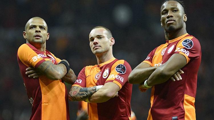 Indosport - Felipe Melo (kiri) bersama Sneider dan Drogba saat masih memperkuat Galatasaray.