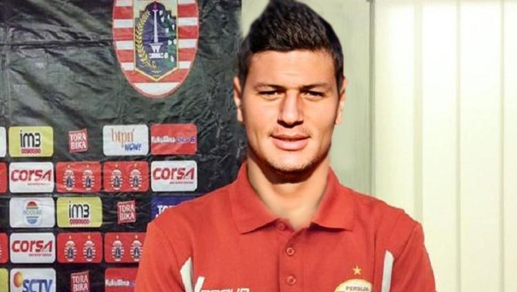 Indosport - Ilustrasi Diego Angelo mengenakan jersey Persija Jakarta.