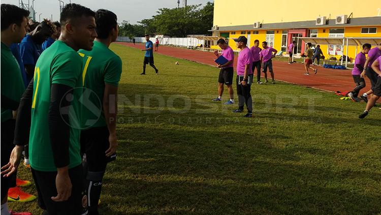 Indosport - Rahmad Darmawan di sesi latihan Sriwijaya FC.