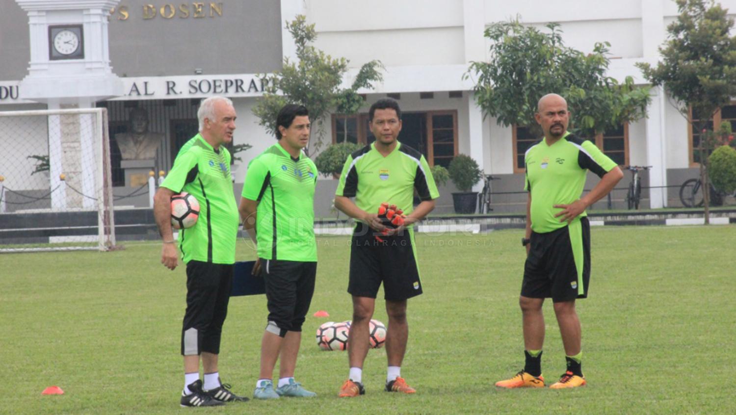Indosport - Mario Gomez (kiri), Fernando Soler, (Heri Setiawan), dan jajarannya.
