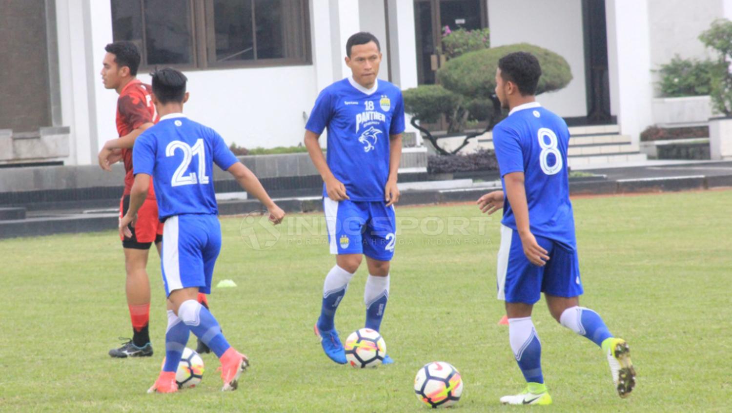 Indosport - Pemain Persib Bandung tengah jalani latihan  bersama Mario Gomez