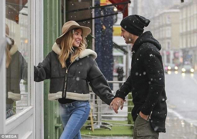 Morata berbelanja bersama sang istri. Copyright: Daily Mail