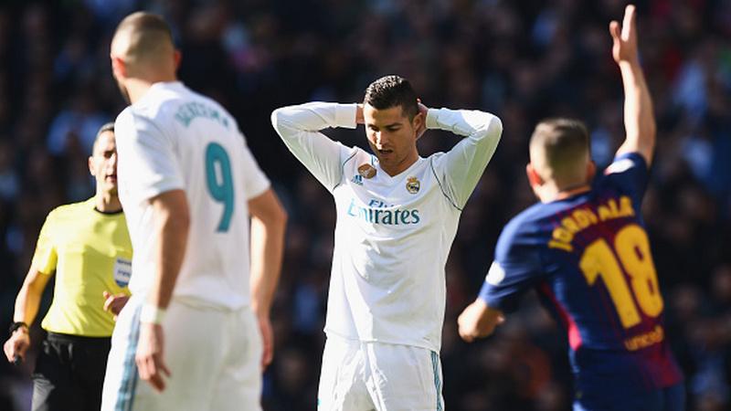Indosport - Ekspresi Ronaldo pasca gagal mencetak gol ke gawang Barcelona.