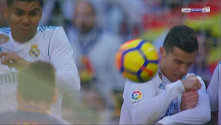 Indosport - Wajah Ronaldo Digeber Messi.