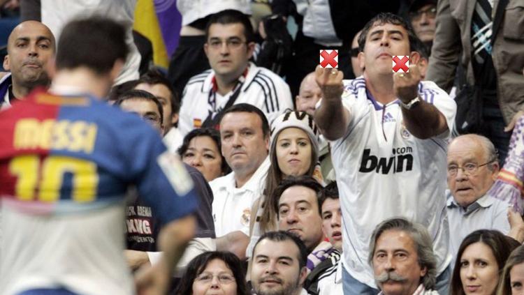Indosport - Suporter Real Madrid acungkan jari tengah ke Lionel Messi