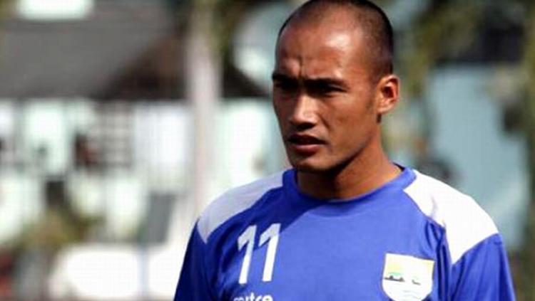 Indosport - Aang Suparman saat berkostum Persib Bandung
