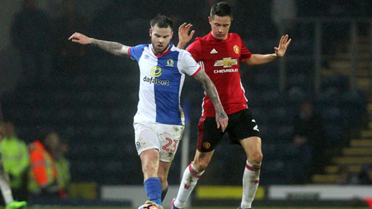 Indosport - Danny Guthrie (kiri) sedang berduel dengan pemain Manchester United, Ander Herrera.