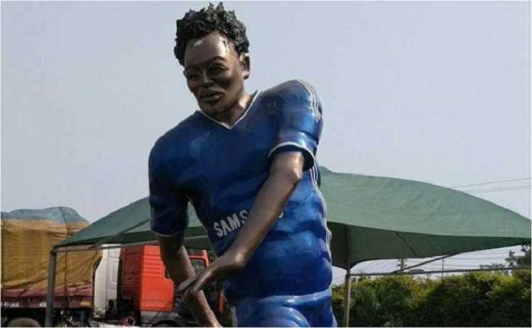 Indosport - Patung Michael Essien.