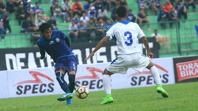 Indosport - Dedik Setiawan berusaha mengatasi penjagaan pemain PSIS di pertandingan uji coba sebelumnya.
