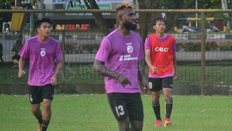 Indosport - Yanto Basna latihan di Sriwijaya FC