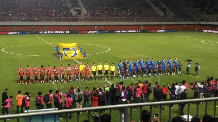 Indosport - Laga Timnas Indonesia Selection melawan Islandia sebelum kick off.