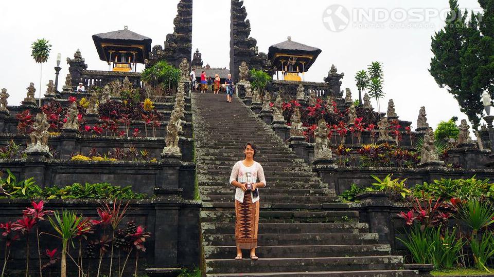 Tami Grende menyempatkan diri menikmati liburan di Bali. - INDOSPORT