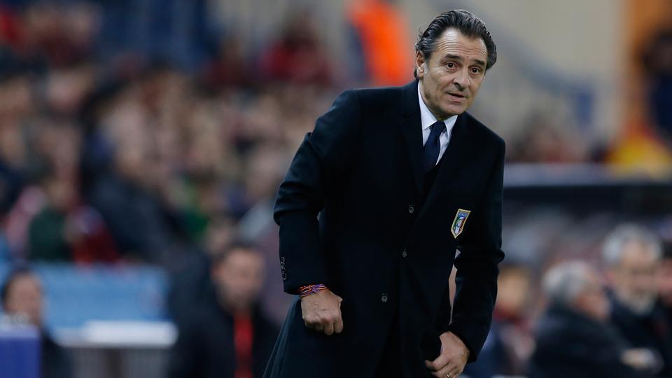 Cesare Prandelli akan latih Valencia. - INDOSPORT