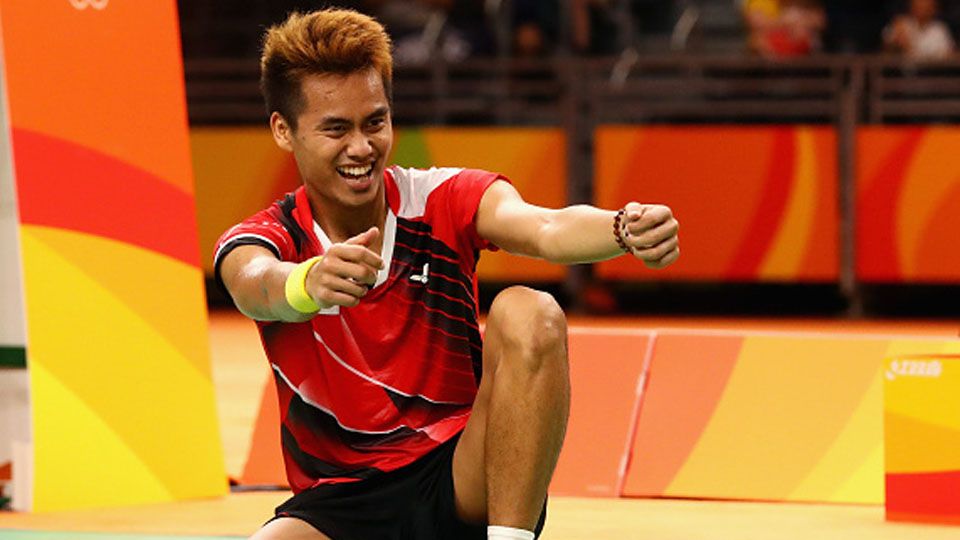 Tontowi Ahmad merayakan keberhasilan meraih medali. Copyright: INTERNET