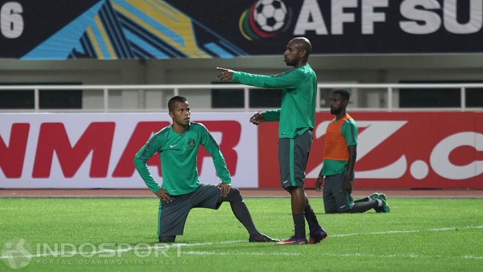 Boaz Solossa (kanan) berbicara dengan Manahati Lestusen saat menjalani latihan bersama Timnas Indonesia. Copyright: Herry Ibrahim/INDOSPORT