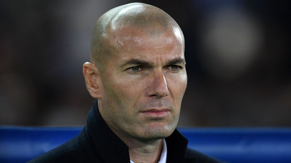 Pelatih Real Madrid, Zinedine Zidane menandatangani jersey Timnas Argentina bertuliskan nama Lionel Messi. Copyright: Etsuo Hara/Getty Images
