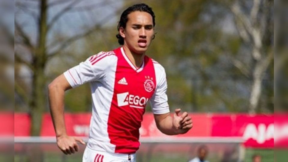 Ezra Walian menyempatkan diri mengunjungi Irfan Bachdim yang tengah memulihkan cedera di Belanda. Copyright: internet