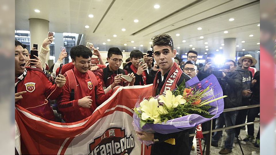Disambut bak pangeran, Oscar akan ramaikan Liga Super China. Copyright: Getty Images