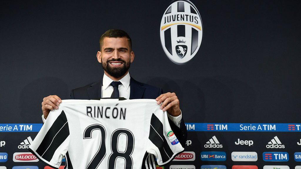 Tomas Rincon saat pertama kali diperkenalkan ke publik sebagai pemain Juventus. Copyright: INTERNET