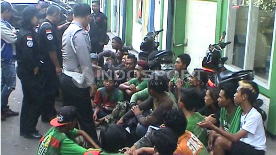 Bonek dalam kawalan Polisi. Copyright: Ginanjar/INDOSPORT