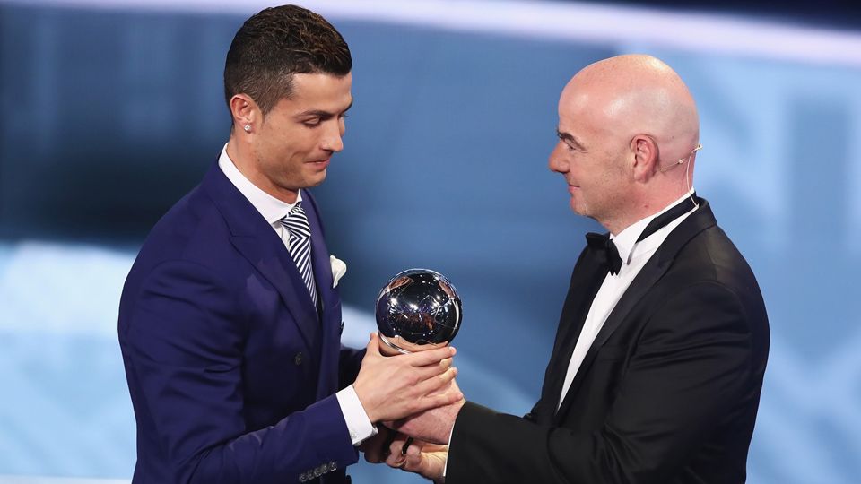 Cristiano Ronaldo (kiri) ketika mendapat penghargaan pemain terbaik pada acara The Best FIFA Football Awards 2016. Copyright: Fabrice Coffrini/AFP