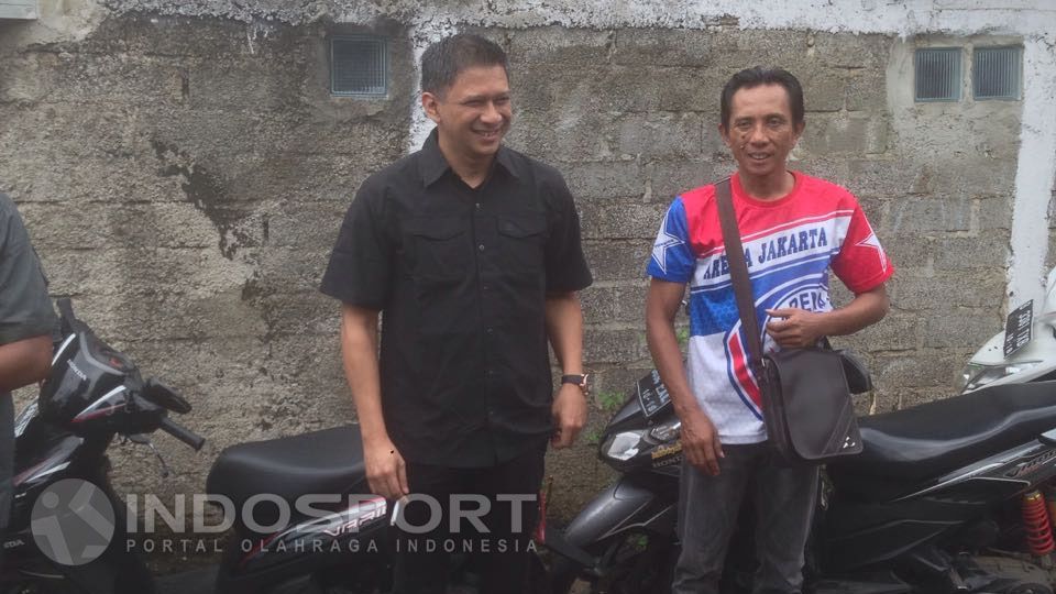 CEO Arema FC sekaligus Wakil ketua umum PSSI, Iwan Budianto (kiri) melayat kediaman Achmad Kurniawan. Copyright: Muhammad Adi Yaksa/INDOSPORT